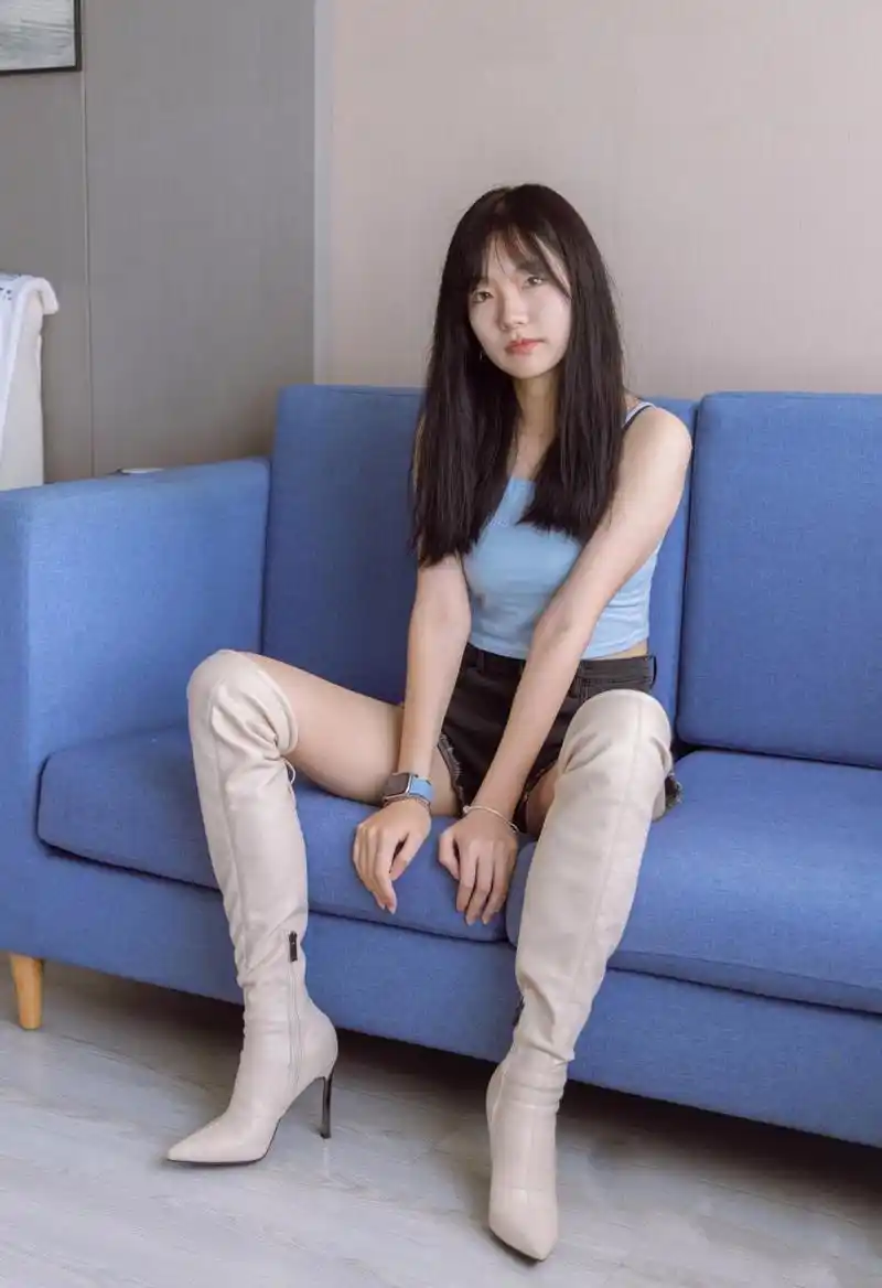 过膝长靴很是抢眼呀#美女# #时尚穿搭