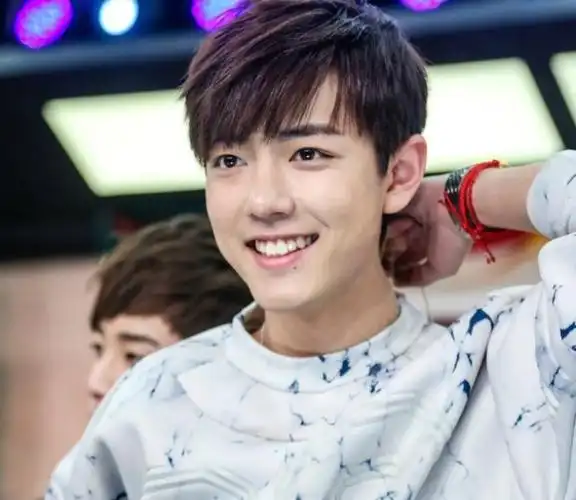 肖战初中时的照片旧照遭扒出肖战新旧照对比被指整容