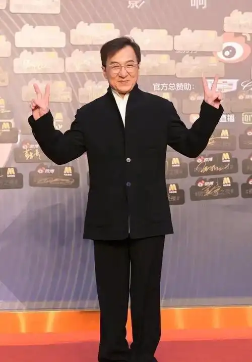 70岁成龙近照曝光参加活动头发花白尽显老态网友评论令人泪目