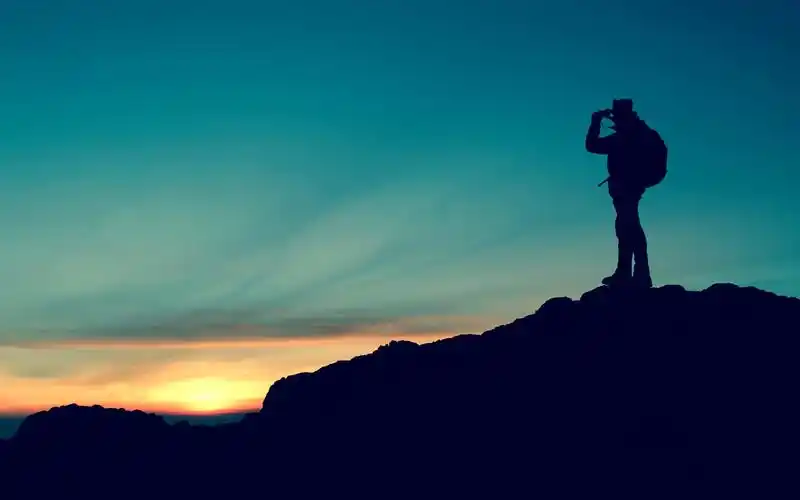 夕阳下的孤独背影