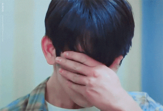 朴珍荣演员捂脸哭泣gif动图_动态图_表情包下载_soogif