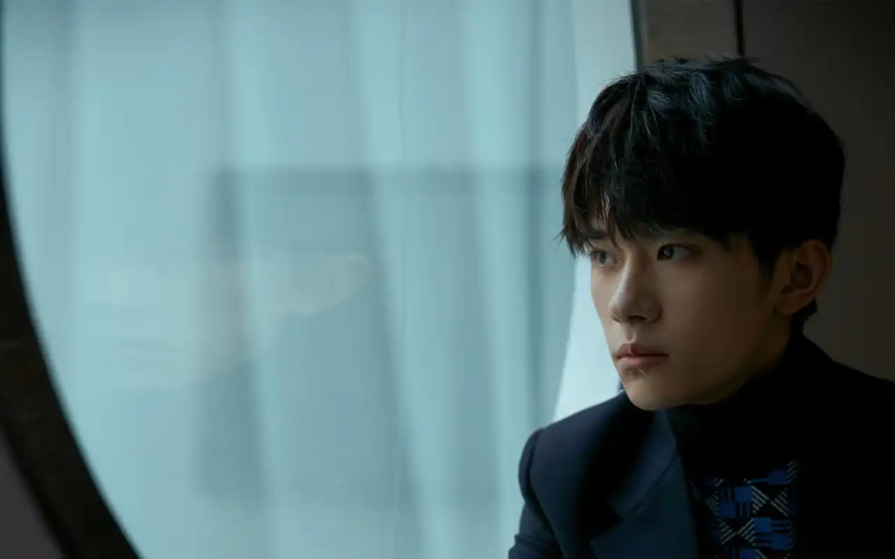 两会青年易烊千玺帅气图片桌面壁纸高清大图预览1920×1200_大陆明星