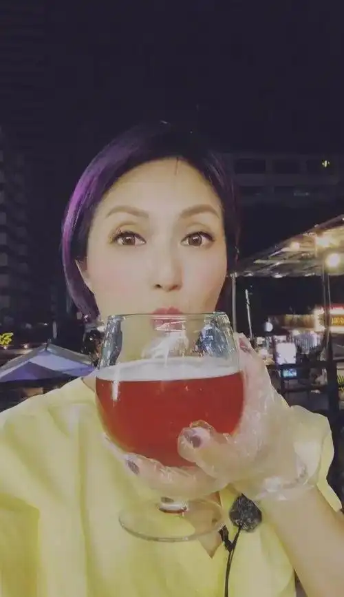 杨千嬅在颁奖典礼上又一次摘得殊荣,当她上台发表获奖感言时,她笑着