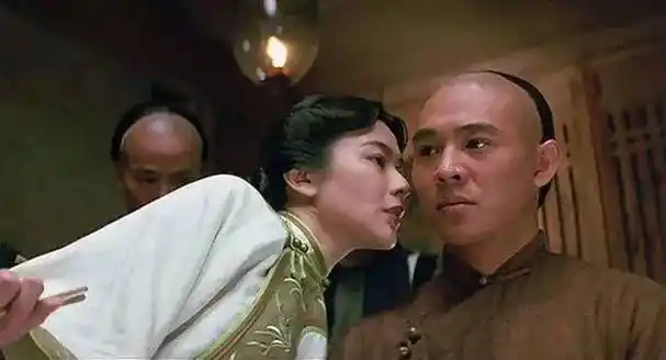 1994年,李连杰和梅艳芳合作《赤子威龙》,拍到一半时,梅艳芳心生怨气