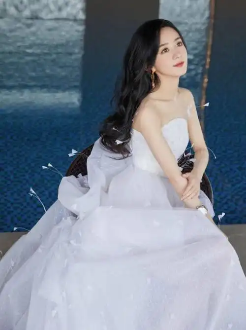 赵丽颖穿羽毛裙秀小鸟腿细腰美背吸睛网友这是当妈妈的人