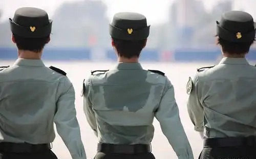 解放军仪仗队的训练照,最后那张,汗水湿透女兵军装!