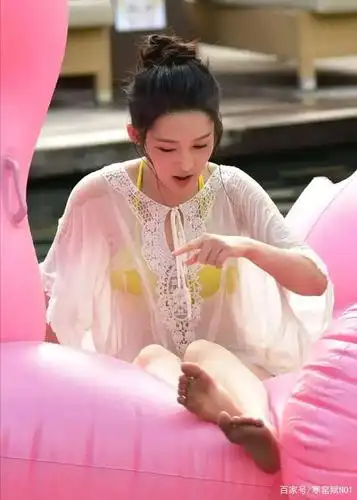 《我们相爱吧》节目中,魏大勋教李沁游泳,李沁一身泳装惊艳出场,好