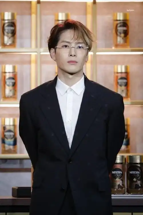 赢了(bushi你知道@王嘉尔戴眼镜无表情的时候对我的鲨伤力有多大吗不