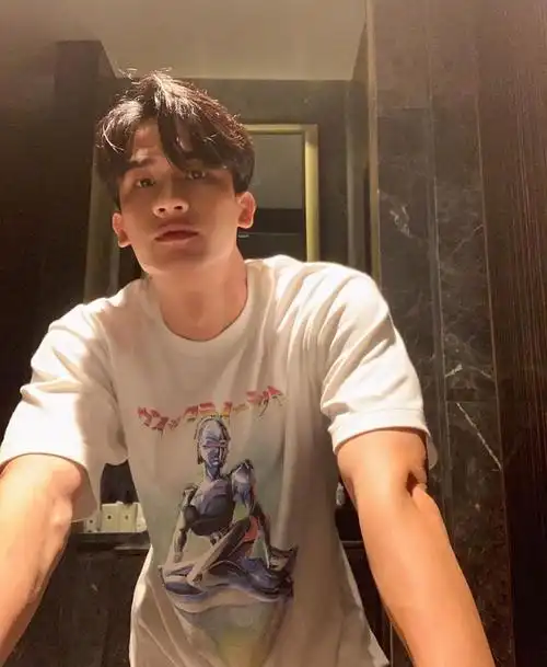 请用泰腐人男友视角的照片砸我