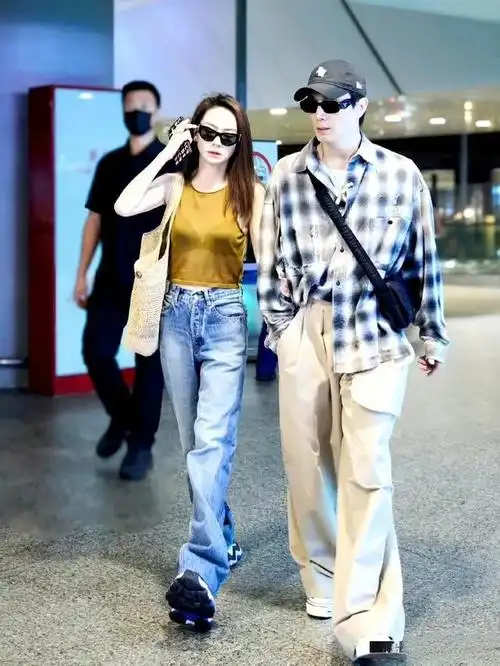戚薇和老公李承铉机场挽手,两人穿着好潮