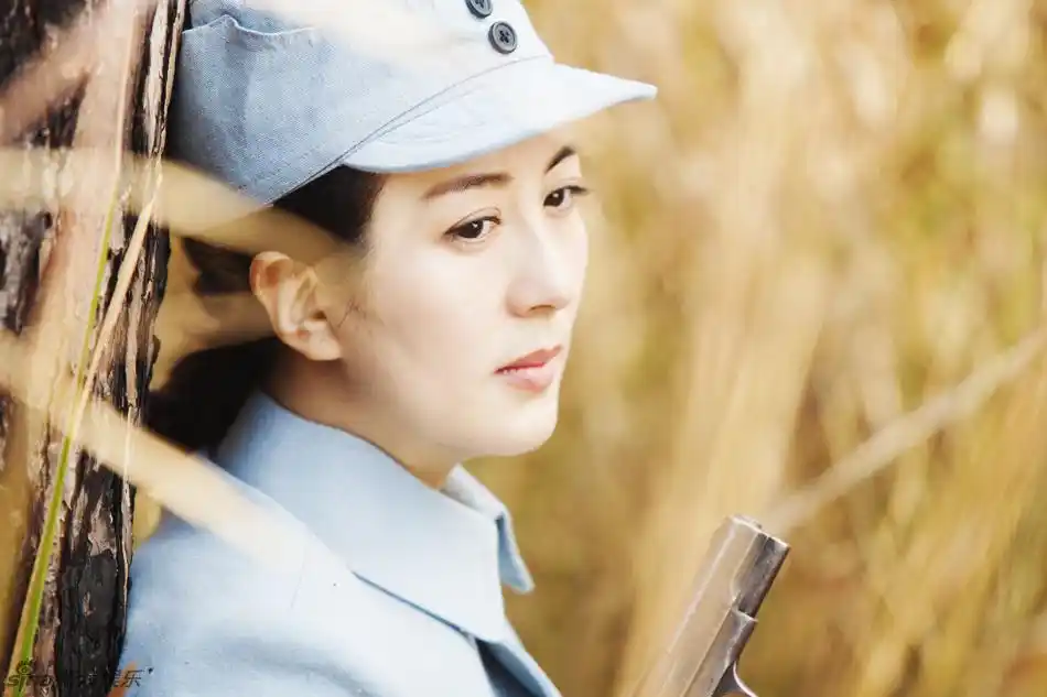 战地剧照,片中杨童舒化身"战地玫瑰"方兰,身着军装手持短枪浴血战场