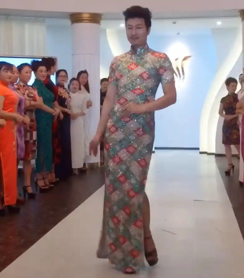 一留胡须的男人穿旗袍,转身露大长腿的瞬间,比金星还性感十倍!