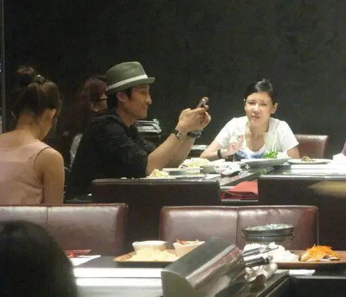 胡东秘密返京为爱妻庆生被拍(组图)