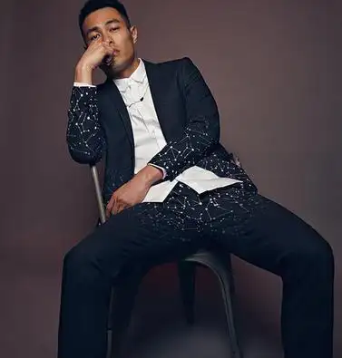 杨佑宁登男刊封面 裸身西装8块腹肌撩人