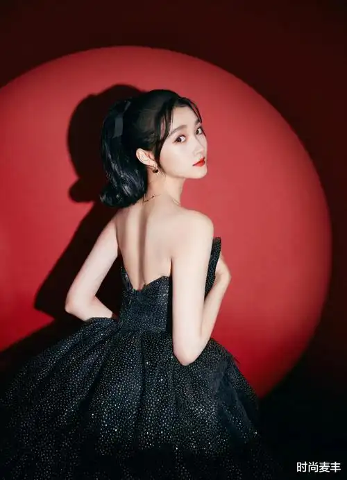 『关晓彤』关晓彤穿2米长薄荷绿礼服,宛如自带仙气,配同色系眼影更美