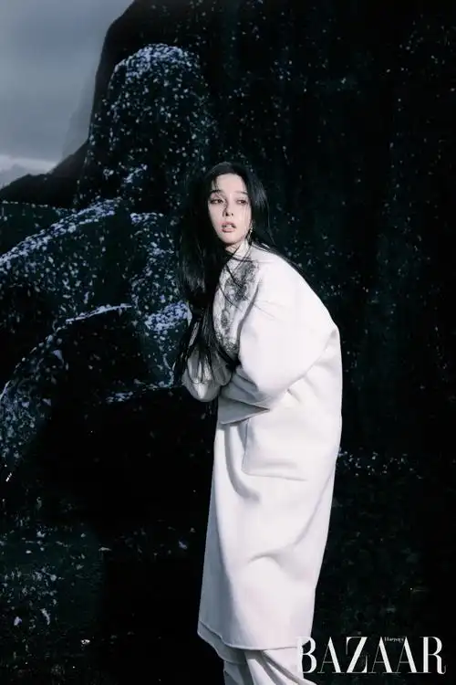 范冰冰于塞尔维亚版《时尚芭莎》的旖旎光影下,诠释属于她的自信瞪