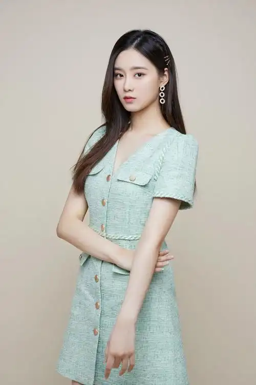 宣传照中,徐艺洋身着薄荷绿皮质短裙套装,以马卡龙色系的耳环与发卡