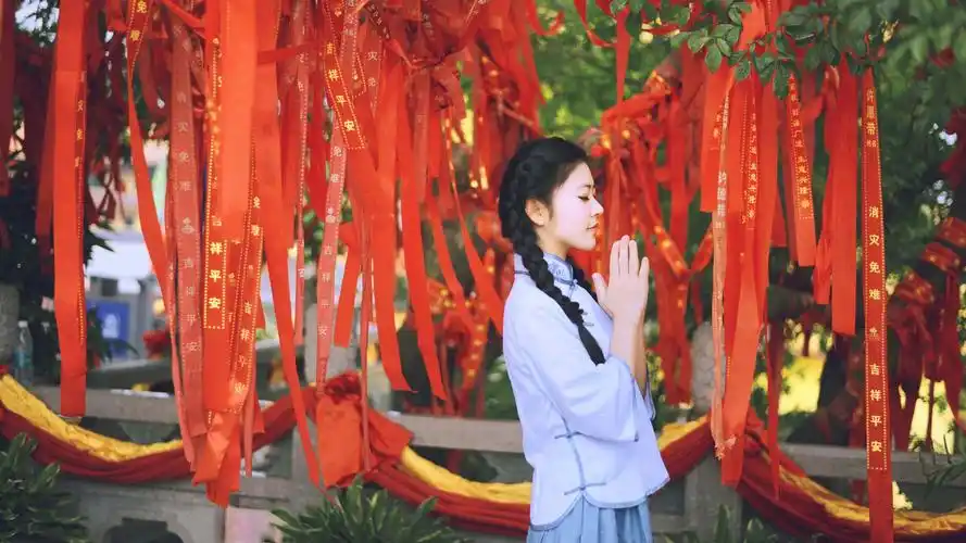 许愿树下的女孩壁纸