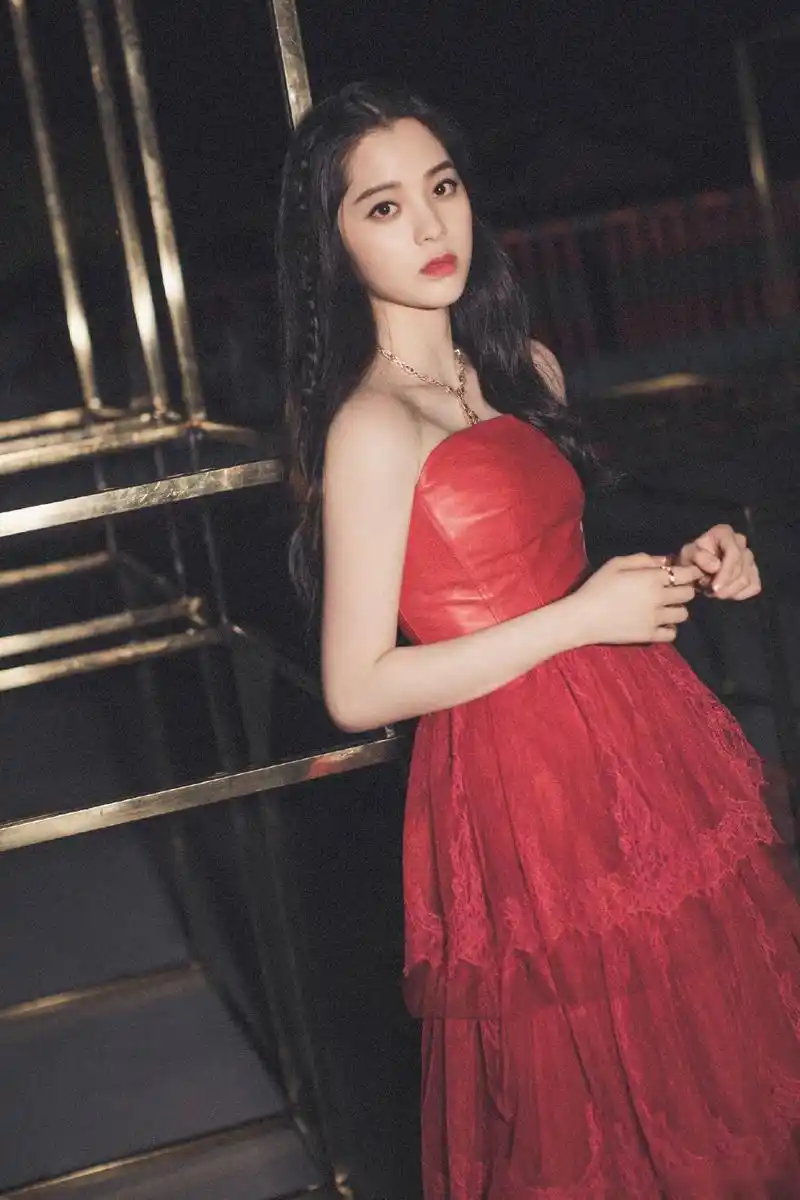 欧阳娜娜一袭红色抹胸蛋糕裙亮相央视中秋晚会 ,搭配黑色的波浪长发