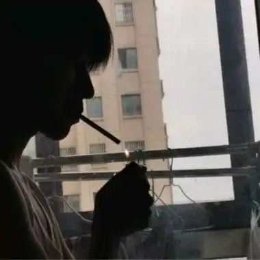 由美头网整理发布,男生头像频道提供更多与抽烟,叼着烟,侧脸,伤感相关