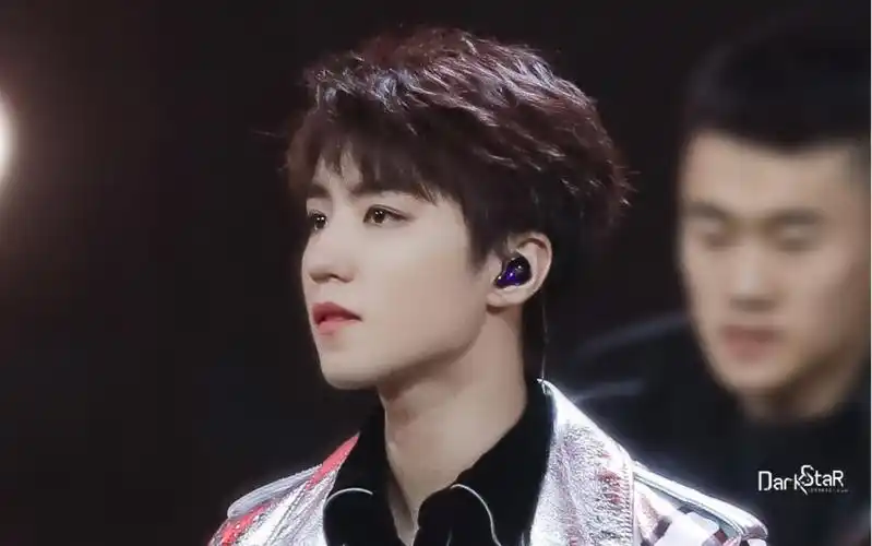 王俊凯微博之夜舞台直拍青春修炼手册宠爱第一次告白