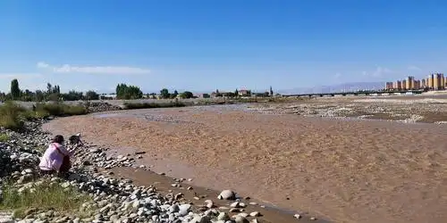 河岸边随处可见散在的捡宝的人.