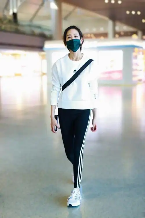 张钧甯机场私服分享身穿简单白色运动卫衣外搭黑色羽绒服外套