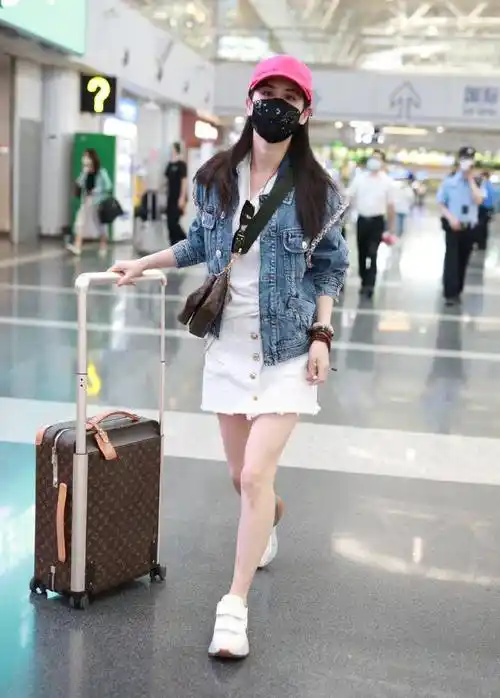 "阔太"就是美丽得好,黄圣依穿短裙秀美腿,这模样哪像俩孩子妈_白色