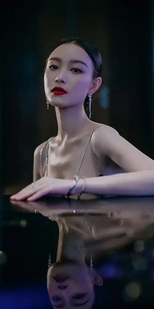 倪妮玫红褶皱长裙写真