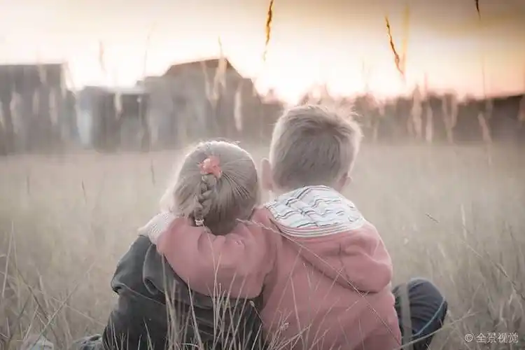 男孩_女孩_搂抱_日落_背景_高清图片_全景视觉