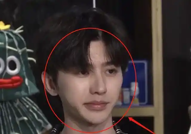 蔡徐坤素颜穿睡衣上节目摘掉眼镜后21岁的皮肤状态是认真的