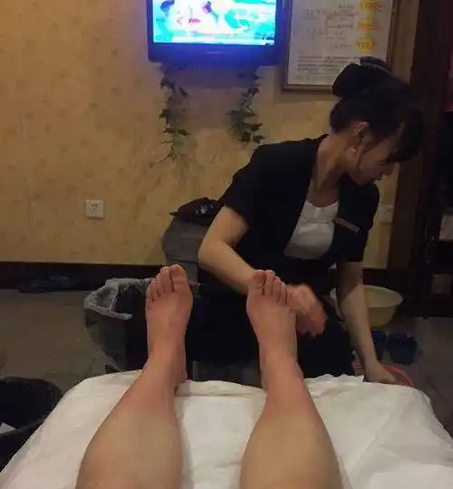 "技师服务好,多给点钱正常",浙江一85岁老人做足疗花掉40万