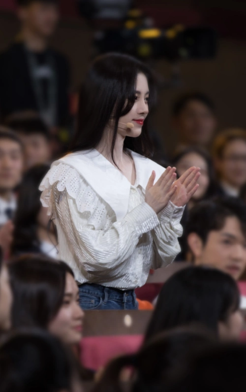 鞠婧祎登上央视"学堂",穿衬衫站起身那刻,终于理解了直男审美