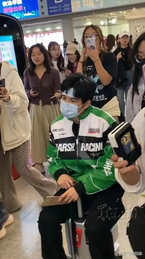 众多粉丝围着他拍照录像,敬业的胡先煦相当耐心,没有表现出一丝丝烦躁