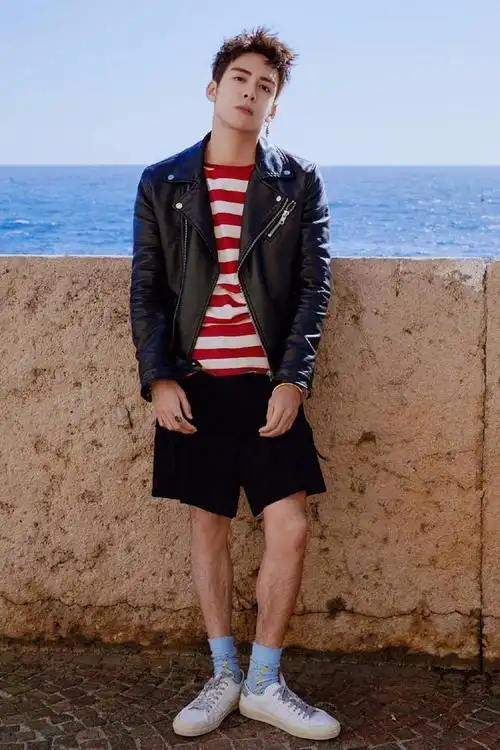 曾舜晞风衣扮酷,大长腿撩妹再升级,脖子上的纹身太性感啦