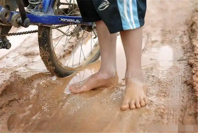 家里离学校4公里,没鞋穿的他每天要这样赤脚来回走一趟.