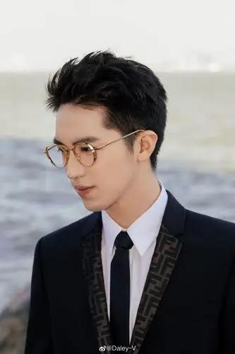 黑西装白衬衫搭配金丝眼镜