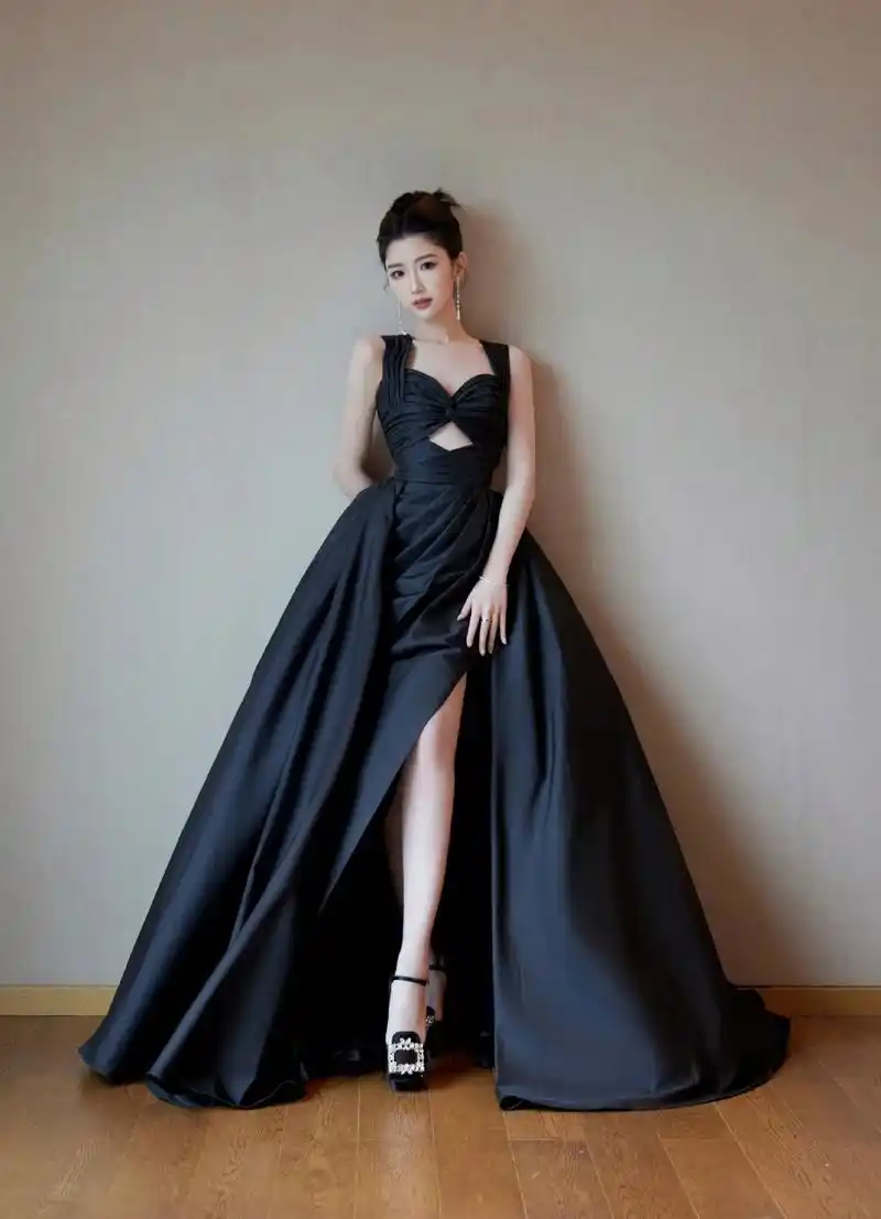 毛晓彤的裙装黑色廓形更为夸张.