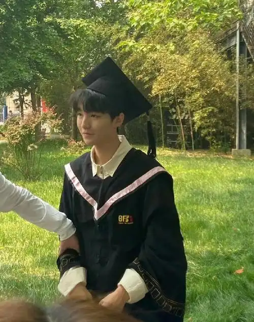 王俊凯的高中毕业照
