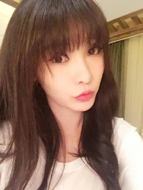 柳岩平刘海嘟嘴扮少女 叼名牌变魅惑小萌猫