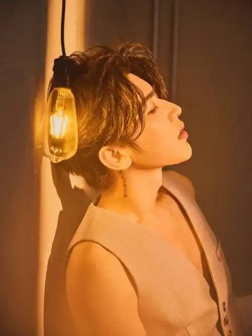 蔡徐坤新歌spotlight聚光灯全球上线温暖人心疗愈感满满