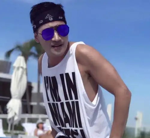 照片中何晟铭变身休闲嘻哈风,街头酷味十足,隐隐若现的肌肉线条,让