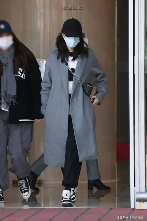 原创迪丽热巴久违走机场穿灰色大衣细腿抢镜浓眉大眼气质好干净