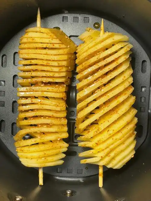 今天就用空气炸锅完美复刻小吃摊同款薯塔!淋上番茄酱瞬间就有那味了!