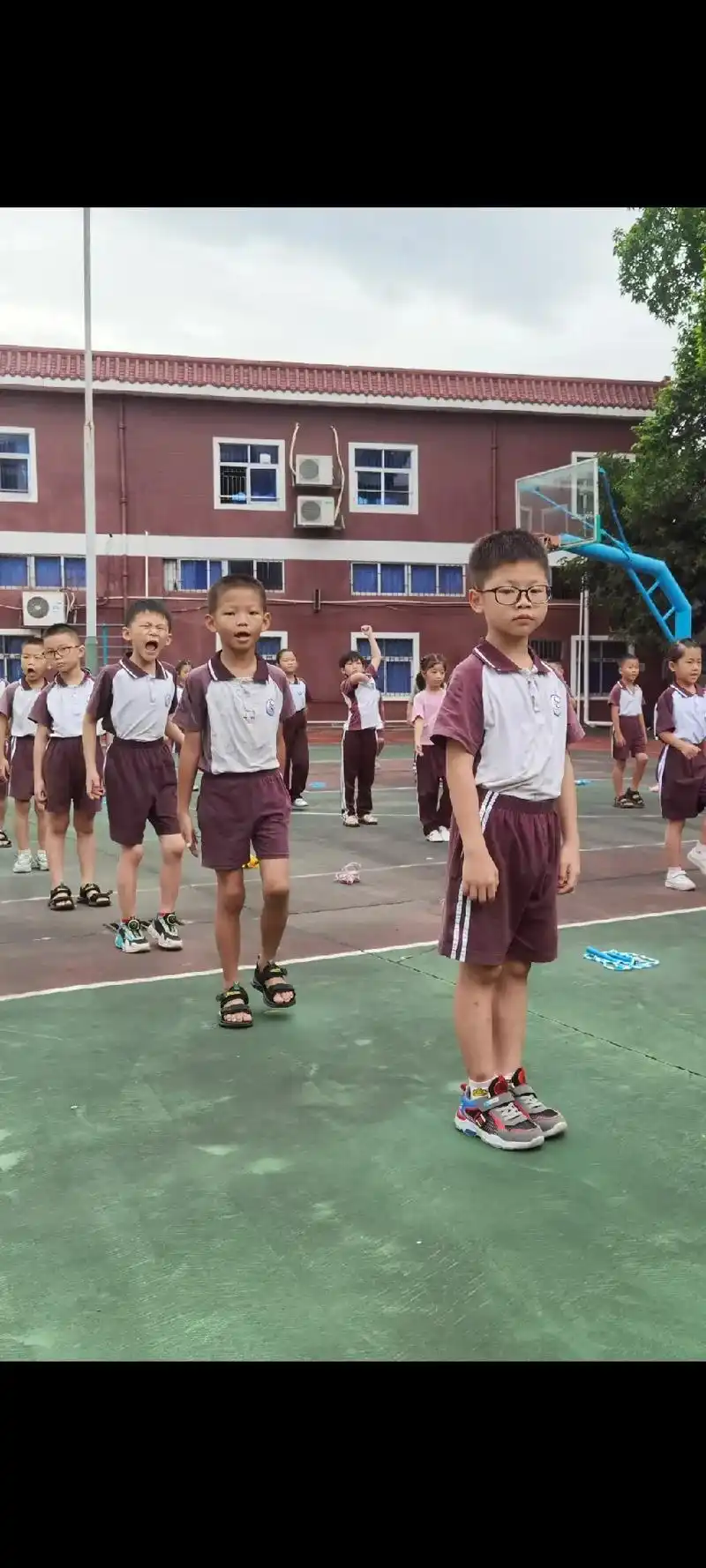 男童穿凉鞋上学