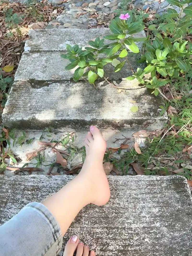 女朋友脚好看,让她去做脚模她还生气了,这是为什么啊?