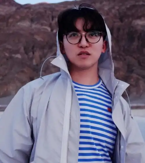 高颜值不输蔡徐坤,22岁就身兼要职_姚译添