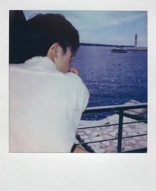 易烊千玺海边拍立得