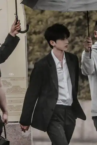 蔡徐坤黑西装亮相奔跑吧发布会贵气十足的霸总坤帅气来袭