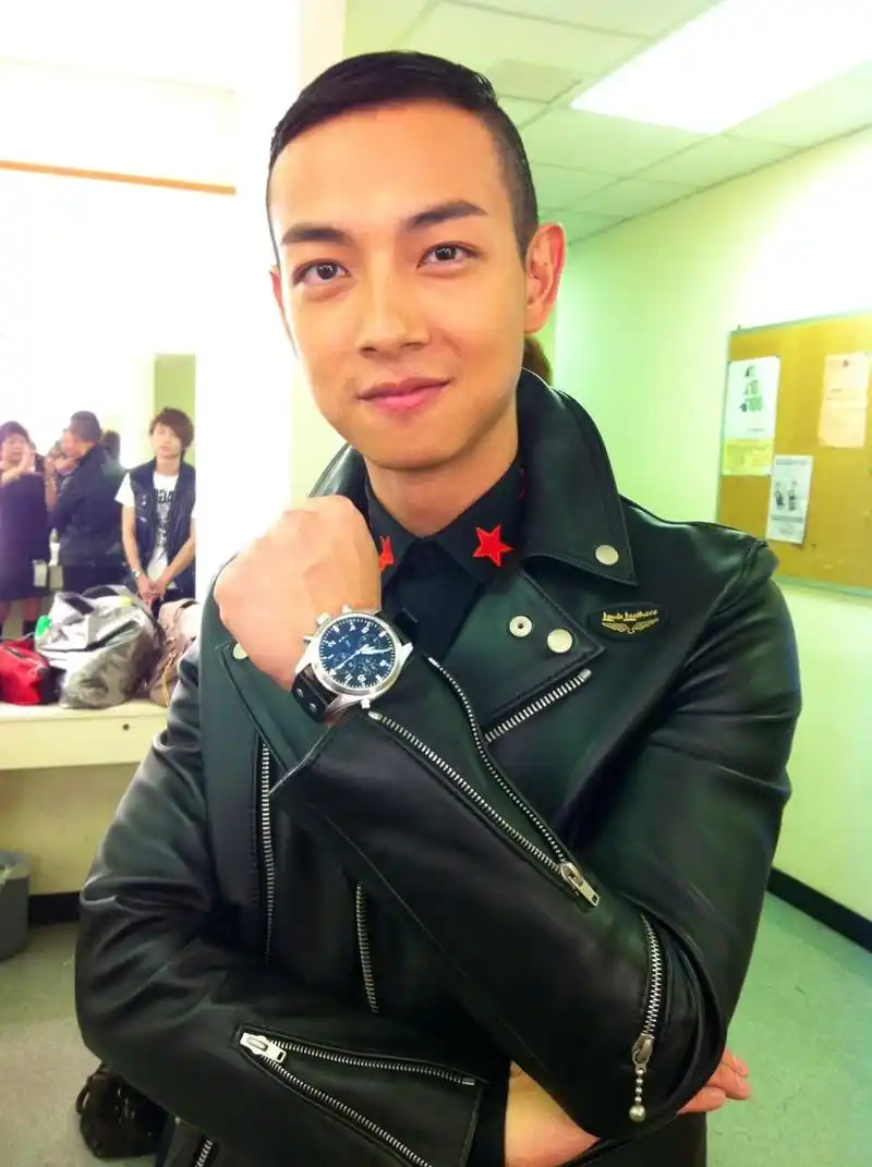 但是梁烈唯却和她17年来不离不弃,为了存钱娶她更是什么苦活都愿意去